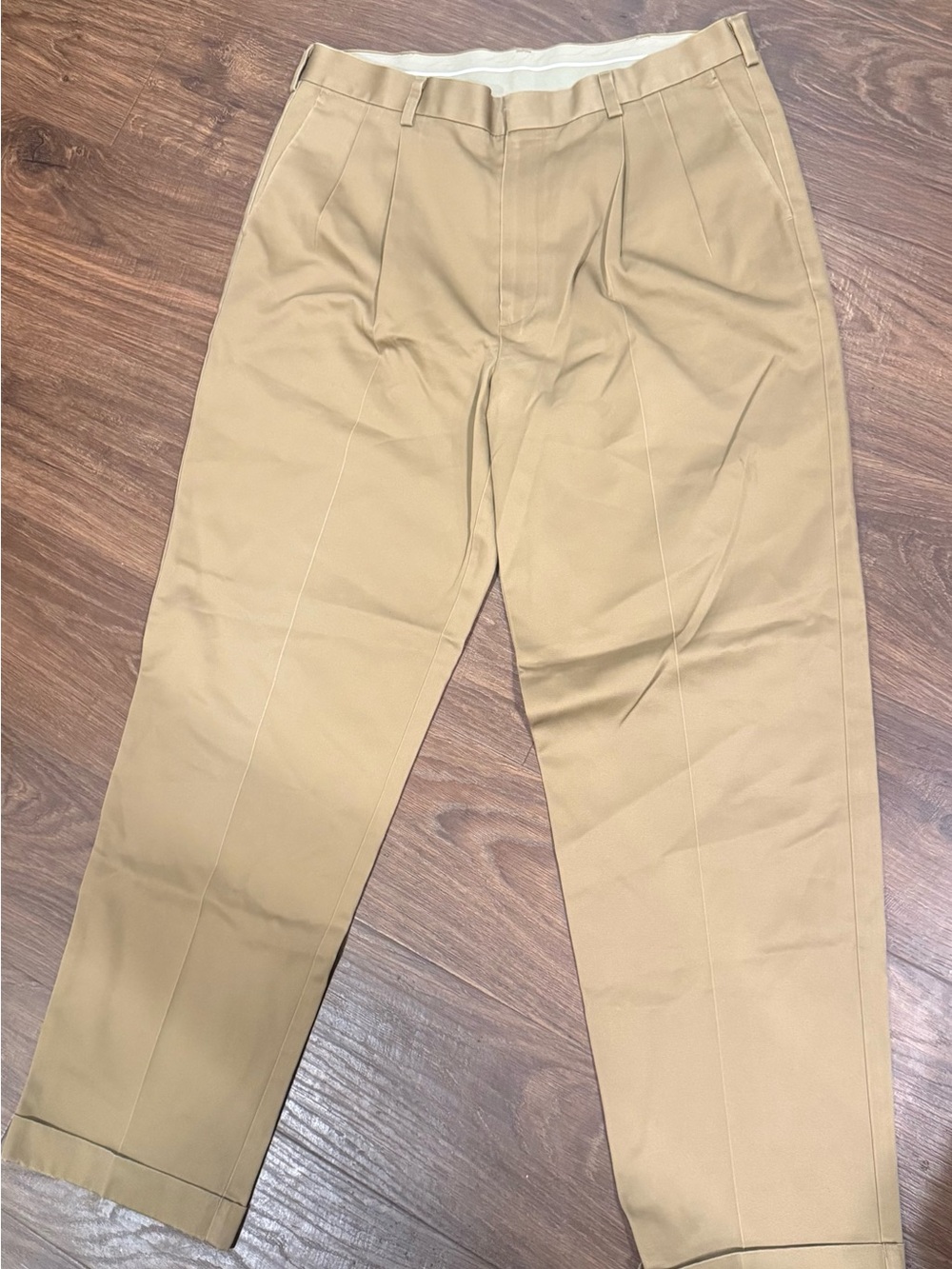 Roundtree & Yorke Pleated Khaki Chinos in Tan